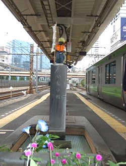 ライフジャケットを着用した小便小僧