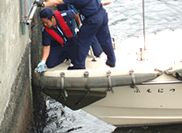 海域への排出水を採取 海域への排出水を採取