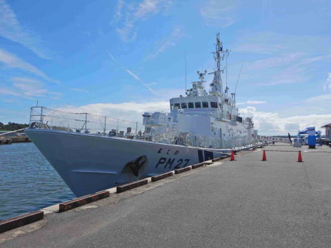 体験航海開始前、晴天の下、岸壁係留中の巡視船よしの画像