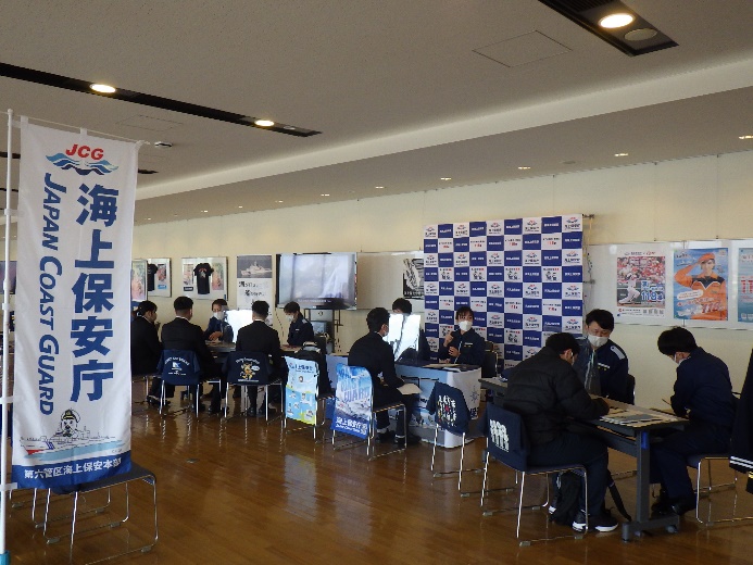 職員が来場者に対し説明をしている様子