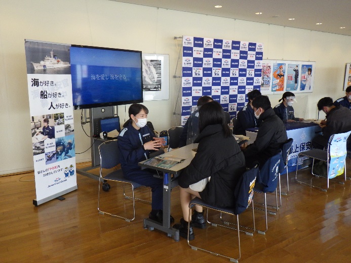 職員が来場者に対し説明をしている様子