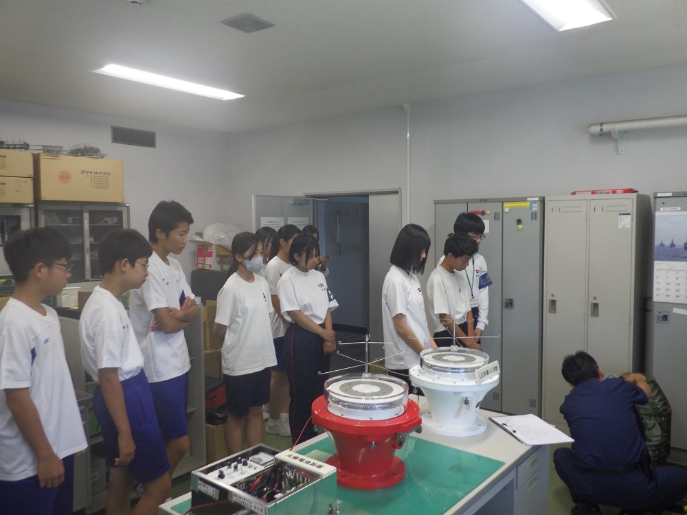 灯台に使われる機器の説明の様子