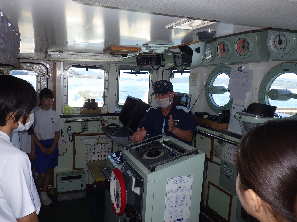 巡視船くろせ船内見学の様子
