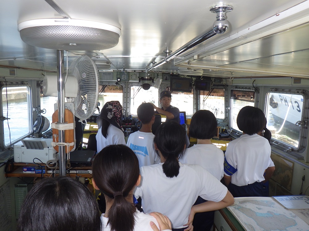 巡視艇かわかぜ船内見学の様子