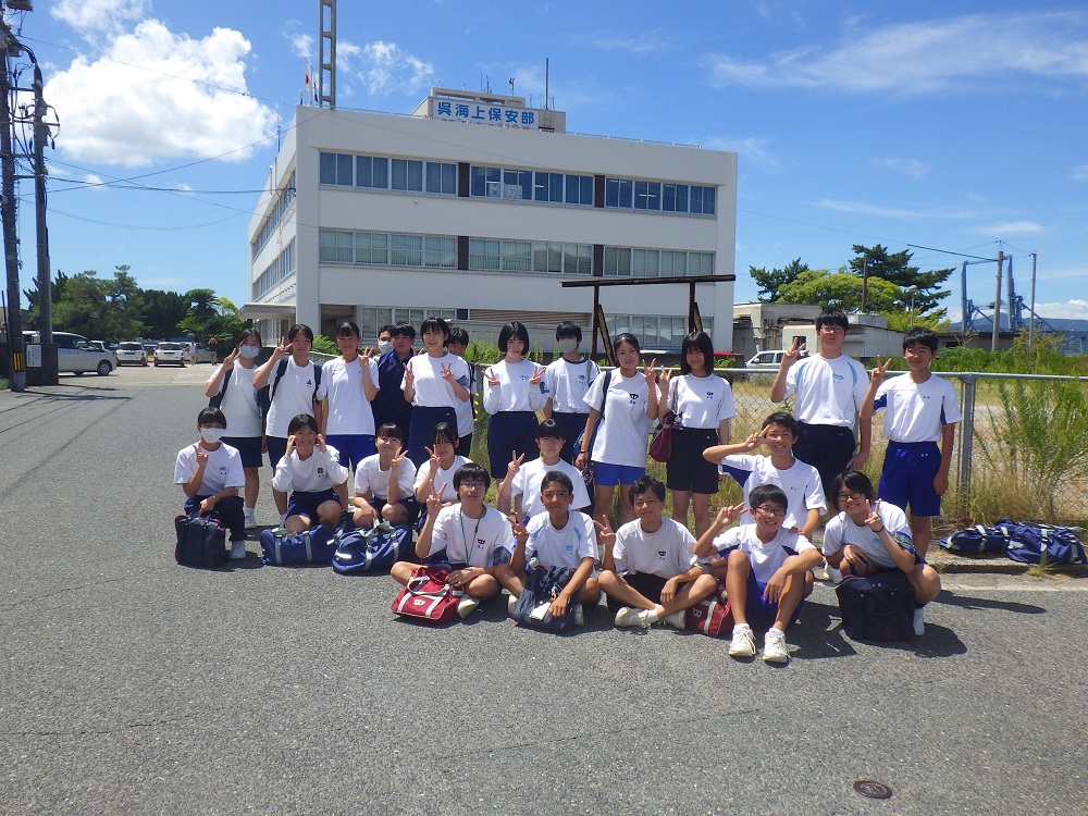 保安部庁舎前にて集合写真画像