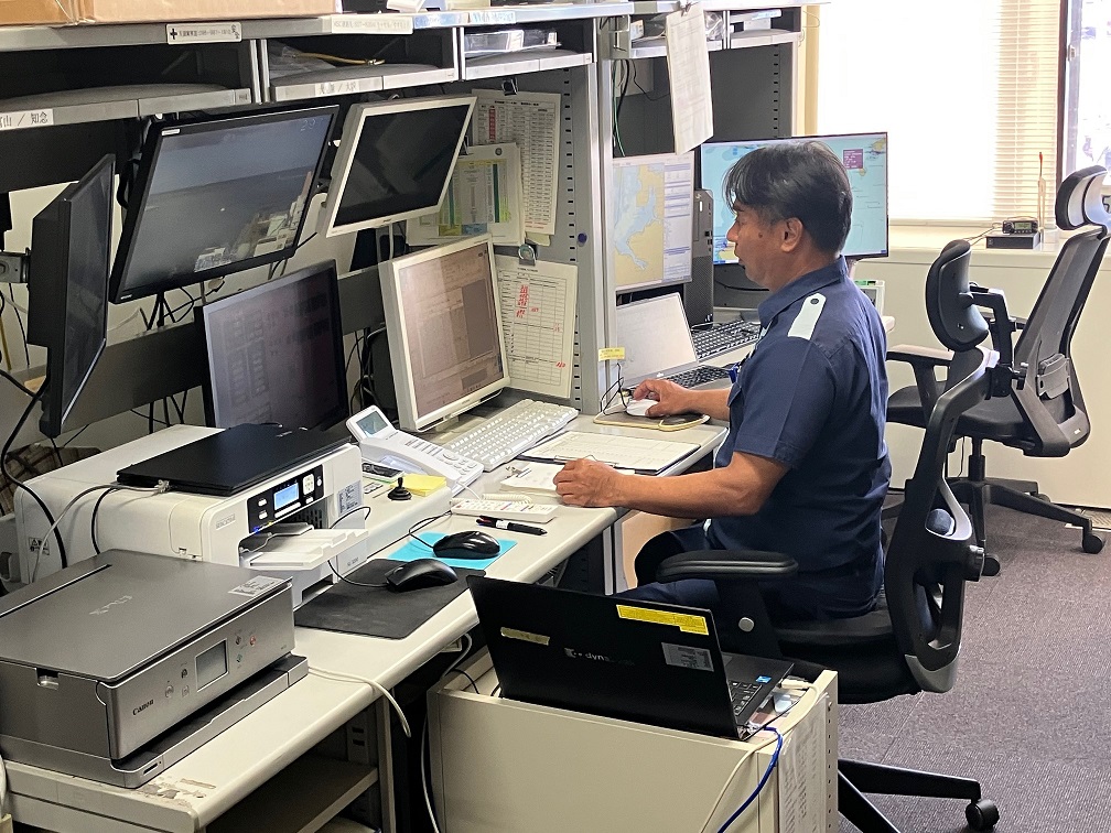 管制室内執務状況