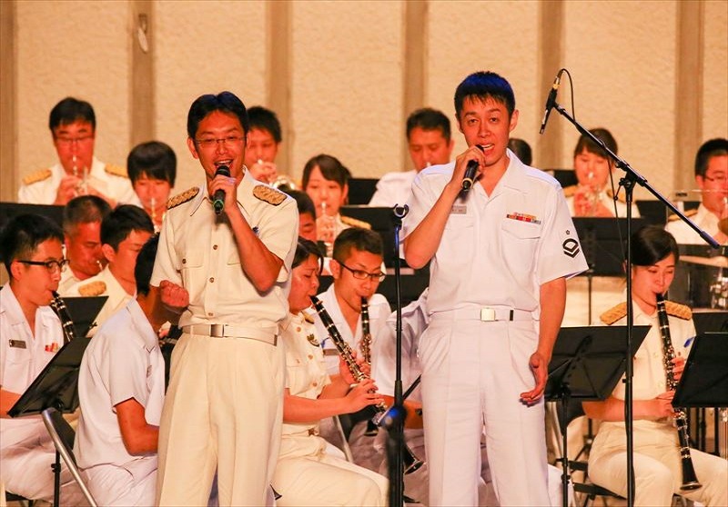 歌声を披露する鈴木隊員と藤沼2等海曹