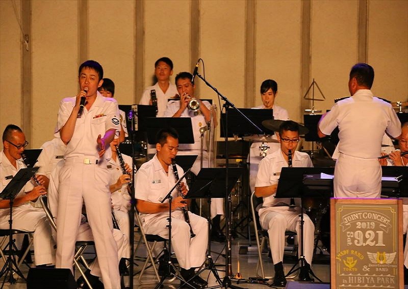 「前前前世」で歌声を披露する藤沼2等海曹