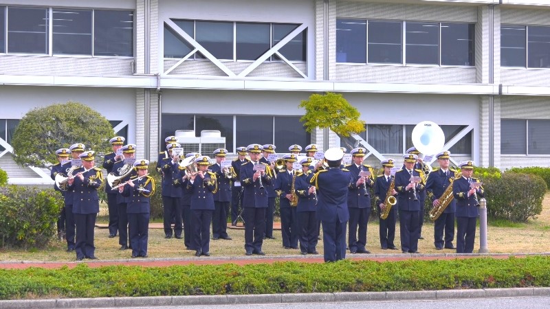 行進展示において演奏を行っている様子1