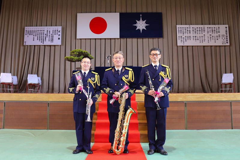 今年度で音楽隊を卒業する(左から)溝端隊員 中西副隊長 牧野隊員