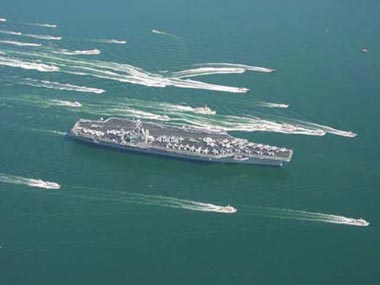 入港中の米空母を警備する巡視船艇