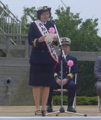 角島一日灯台長のルーシーさん