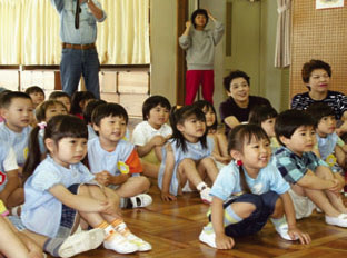 大喜びの幼稚園児たち