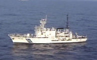 音波探査機で海底を調査する測量船「海洋」