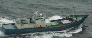 平成13年12月22日海上保安庁撮影 工作船