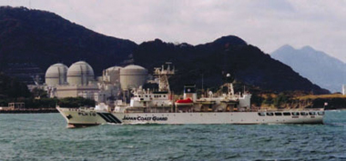 原子力発電所の周辺海域を警備する巡視船