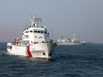 観閲式に参加する中国海事局の「海巡21」