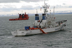 日露合同油防除総合訓練(巡視船「えりも」(手前)とロシア訓練参加船「IRBIS」(奥))