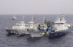 海上保安庁巡視艇と韓国海洋警察庁警備艇に挟まれた「502シンプン」号