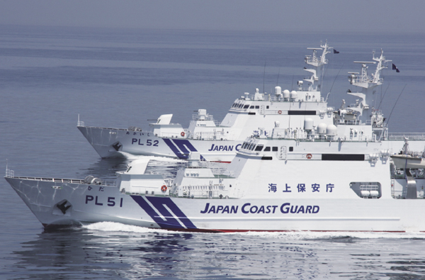 2,000トン型巡視船「ひだ」(手前)「あかいし」(奥)