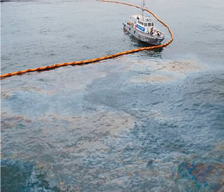 海上浮流油を採取する巡視艇