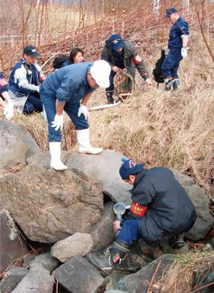関係者の立ち会いのもと排出水を採取する海上保安