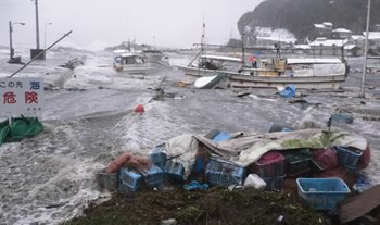 波が打ち込む水津漁港