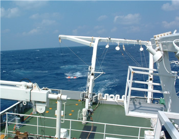 海底地形調査(観測機器の投入)