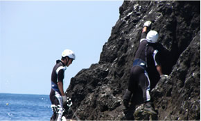 観測地点へ向かう海上保安官
