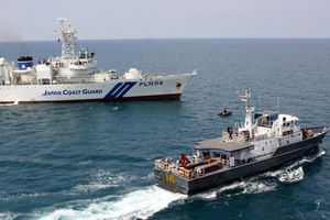 巡視船「はやと」とインドネシア海上保安機関との海賊対策連携訓練