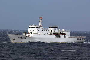 尖閣諸島周辺海域を「はいかい」する中国漁業監視船