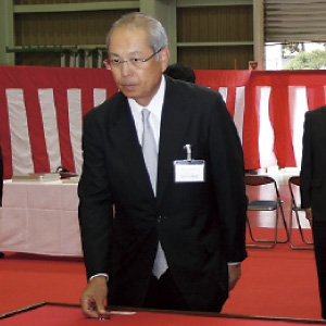 起工溶接のスイッチを押す鈴木久泰長官