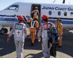 航空機に乗り込む医師等