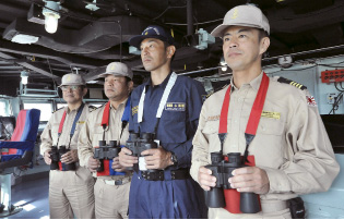 護衛艦に同乗している海上保安官(右から2人目)