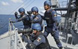 護衛艦上で監視警戒にあたる派遣捜査隊