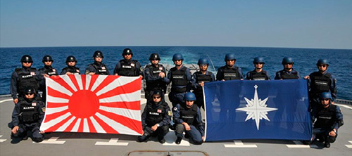 海上自衛官(左側)と海上保安官(右側)