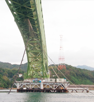 垂れ下がった水道管などのライフラインの状況