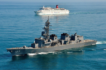 日本関連船舶を護衛する護衛艦いかづち