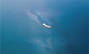 海上に広がる油の状況