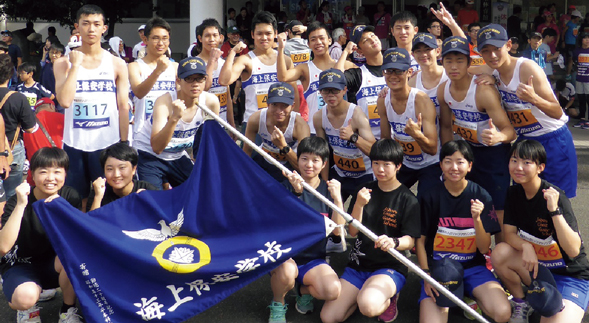 スタート前の決起集会・学校の応援旗