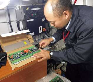 故障対応を行う船舶工務官