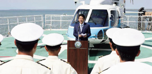 安倍内閣総理大臣による訓示(平成30年11月17日)〈於:巡視船えちご〉(出典:首相官邸HP)