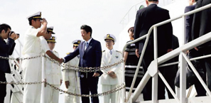 安倍内閣総理大臣による巡視船えちご視察(平成30年11月17日)〈於:オーストラリア ダーウィン〉(出典:首相官邸HP)