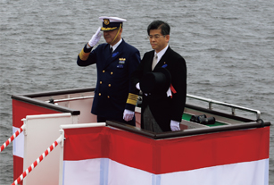 船隊の航行を観閲する国土交通大臣と海上保安庁長官