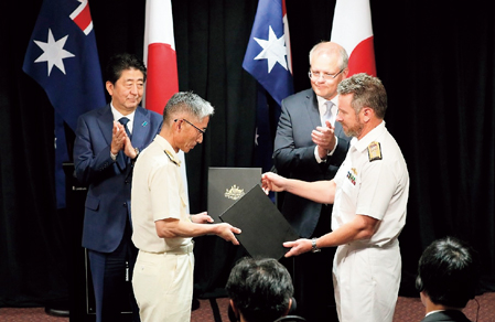 オーストラリア国境警備隊との協力文書交換式(出典:首相官邸HP)