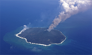 西之島の全景(令和2年3月9日)