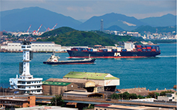 「APL THAILAND」号と関門マーチス