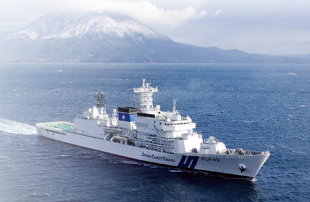 桜島と巡視船「しゅんこう」