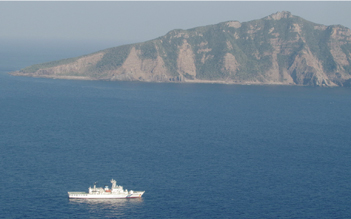 魚釣島沖で警戒監視中の巡視船