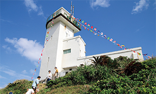 万国旗を掲揚する笠利埼灯台(鹿児島県奄美市)